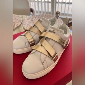 Valentino rockstud white/gold sneakers.Perfect conditions.size 351/2 rung big.